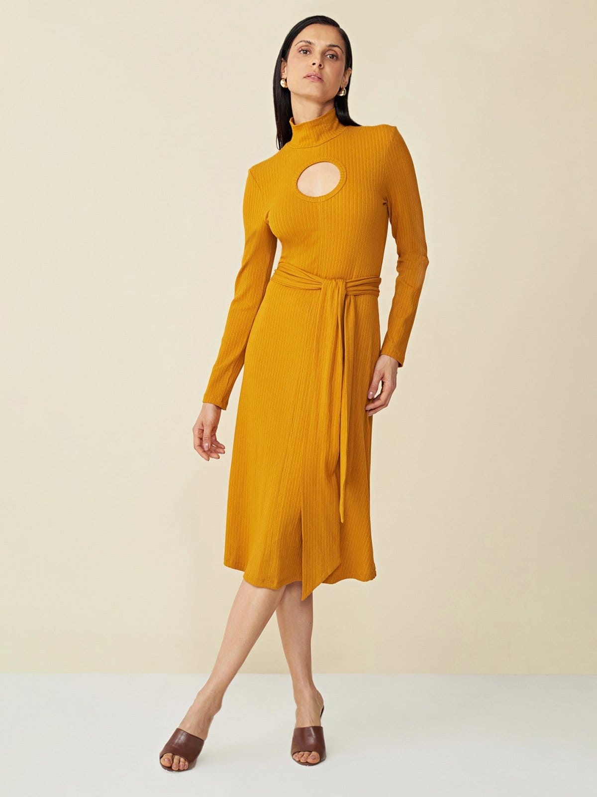 Vista 2 Vestido Maria Valentina Midi Gola Alta Com Faixa Maria Valentina amarelo