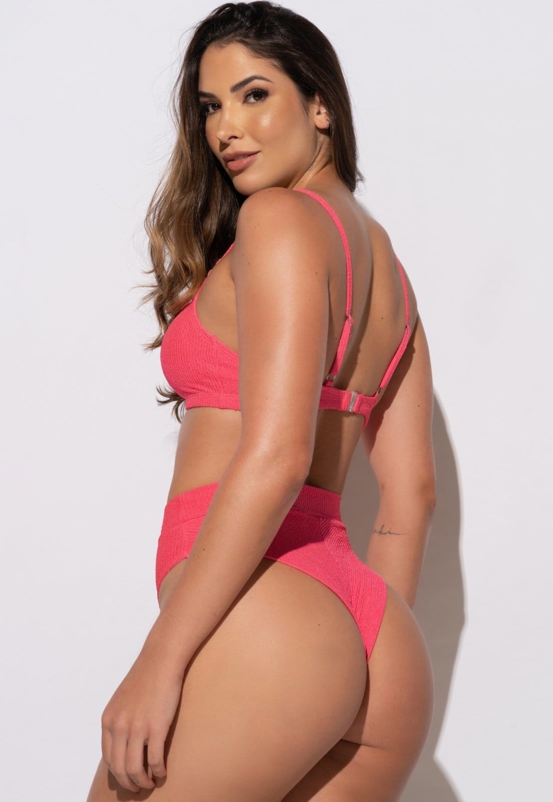 Vista 2 Biquíni MVB Modas Alcinha Bojo Hot Pants Fio Duplo Textura Brilhosa Chiclets Mvb Modas rosa