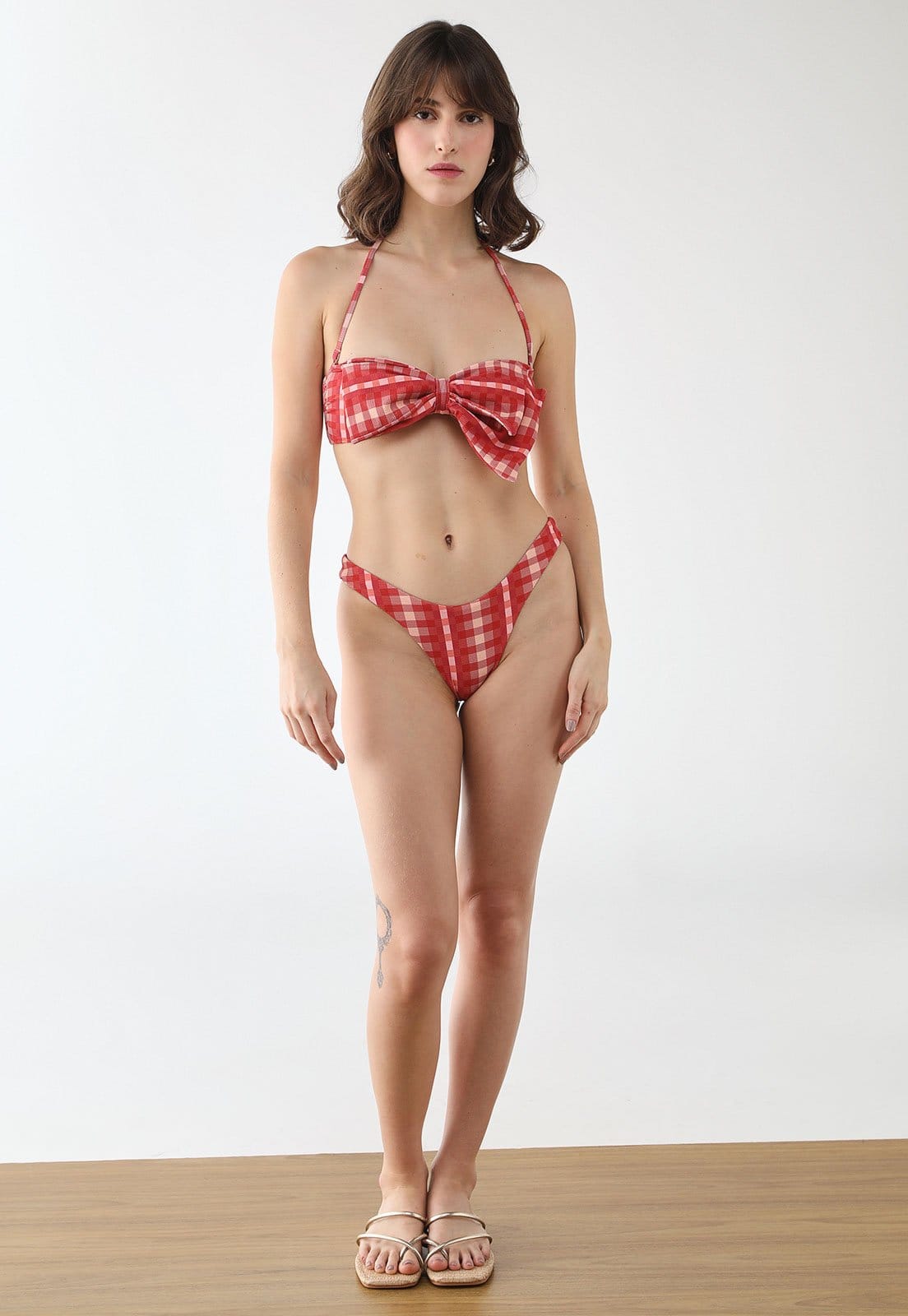 Vista 2 Conjunto Biquíni Feminino FARM Laço Xadrez Trancoso FARM vermelho
