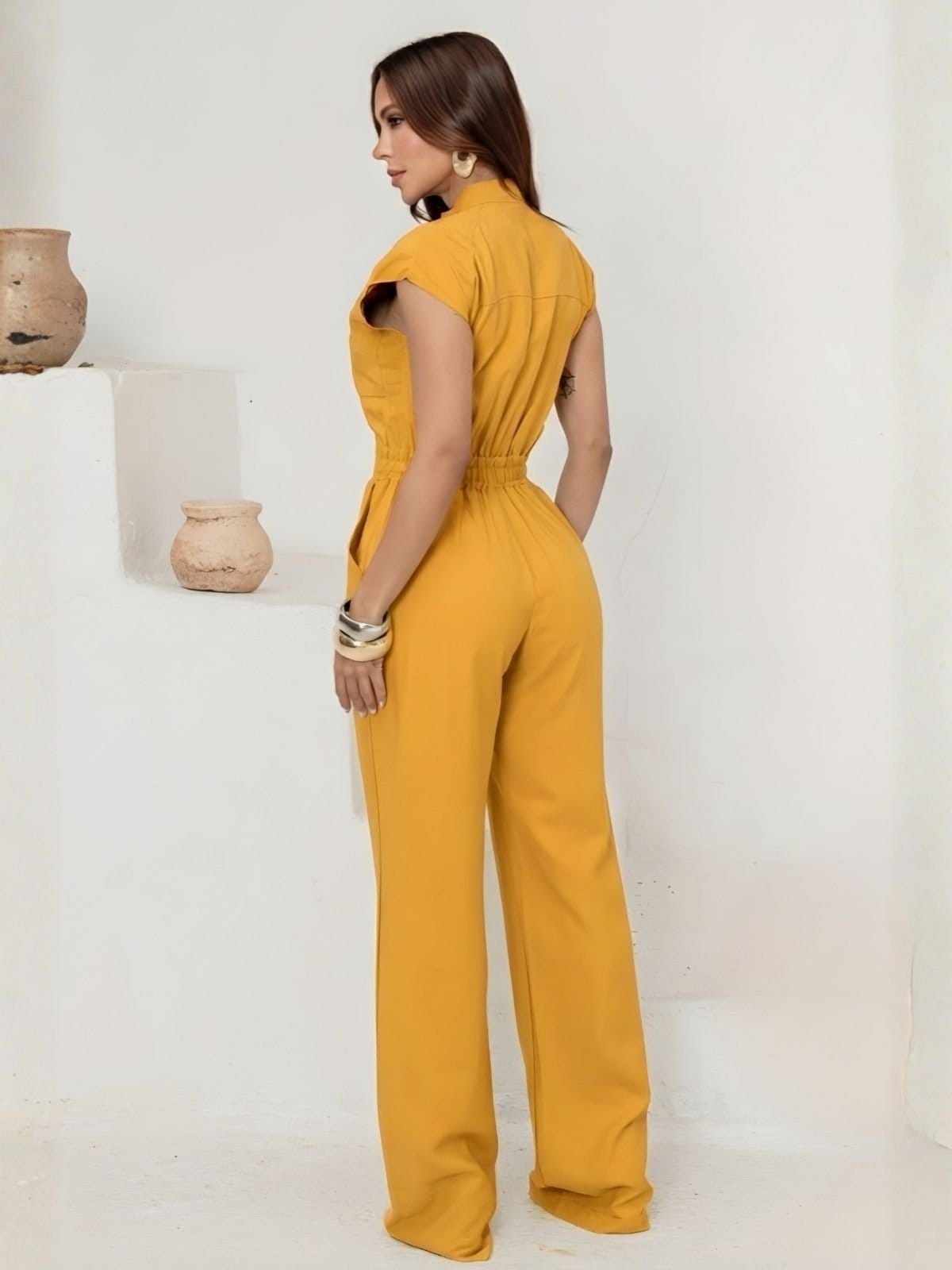 Vista 2 Macacão Divina Gata Cargo Longo Com Zíper Frontal MARCHESE DIVINA GATA amarelo