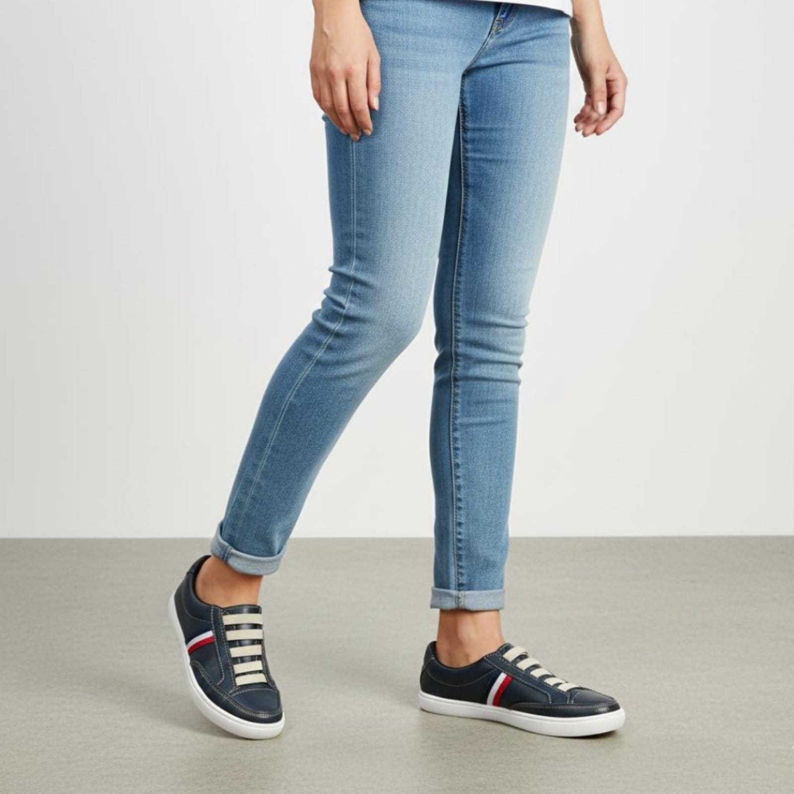 Tênis Básico Feminino Rasteiro em Couro Com Elástico