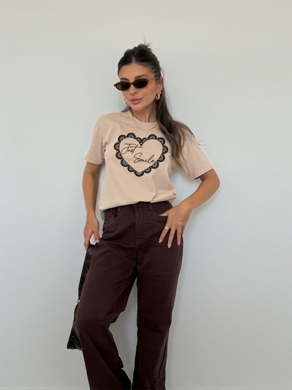 Camiseta Cianitas Chocolate Estampa Coração Rendado