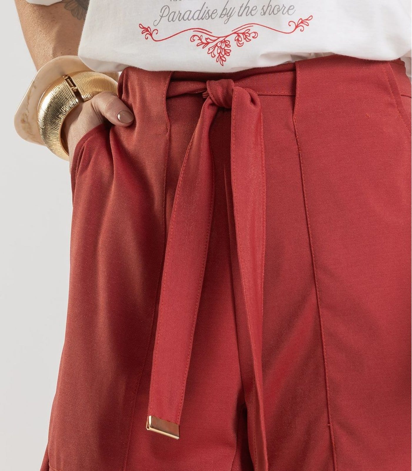 Vista 2 Shorts Feminino em Tecido Acetinado Dianna Dianna vermelho