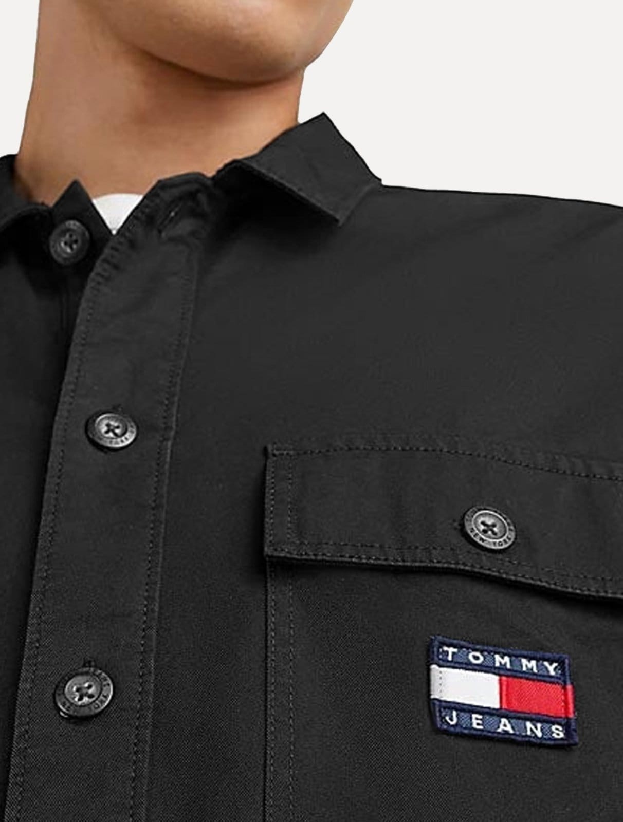 Vista 2 Camisa Tommy Jeans Masculina Regular Essential Solid Pocket Preta Tommy Jeans preto