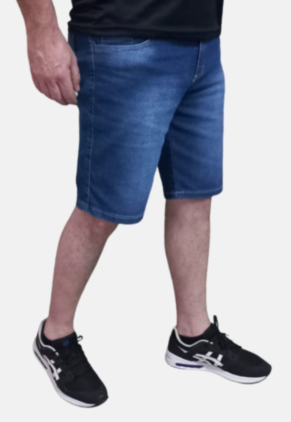 Vista 2 Kit com 2 Bermudas Masculinas Jeans e Sarja Elastano Azul e Preta BOEN JEANS preto azul