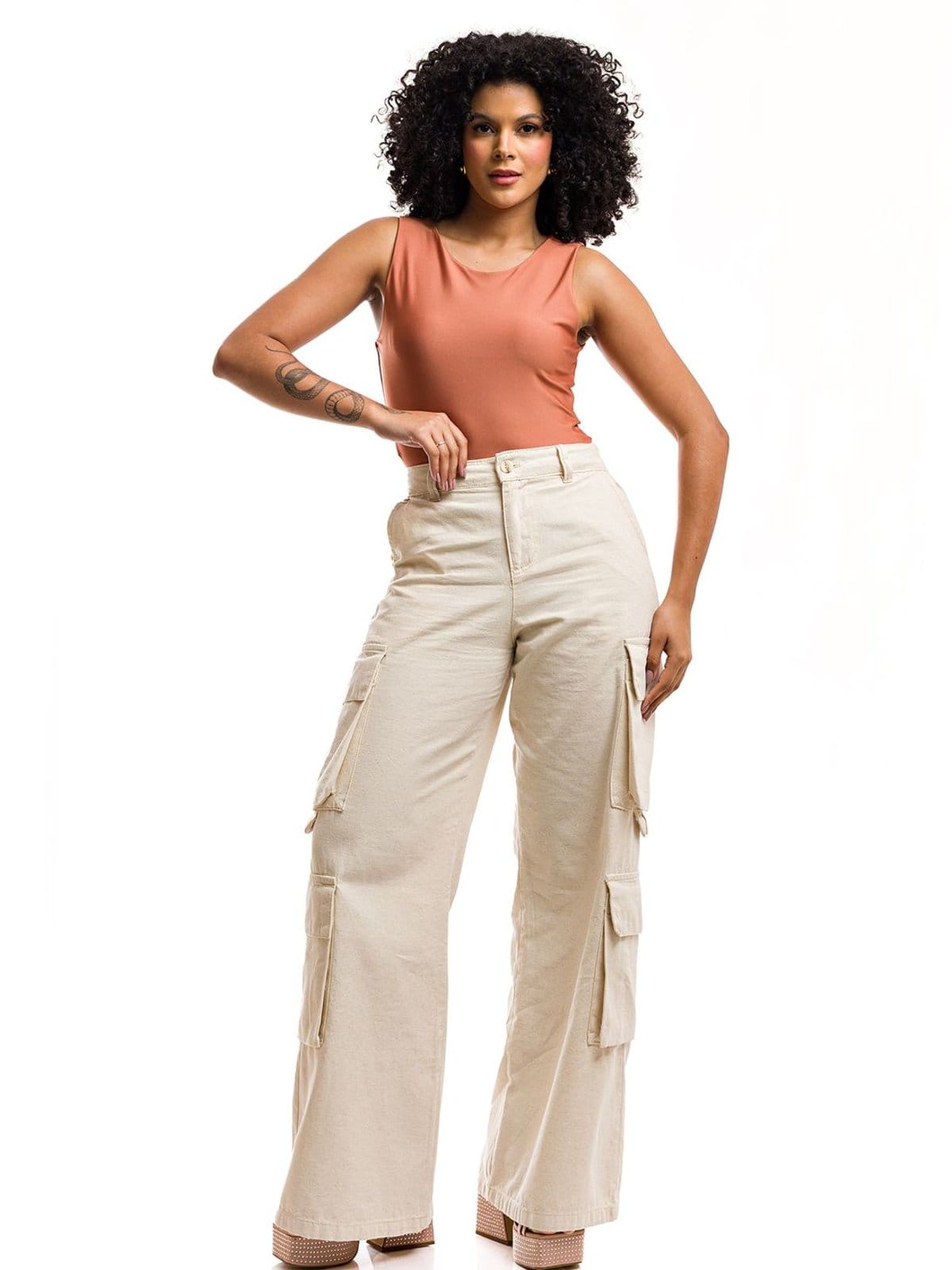 Vista 2 Calça Pantalona Restrito Jeans de Linho Cargo 8 Bolsos Restrito Jeans bege