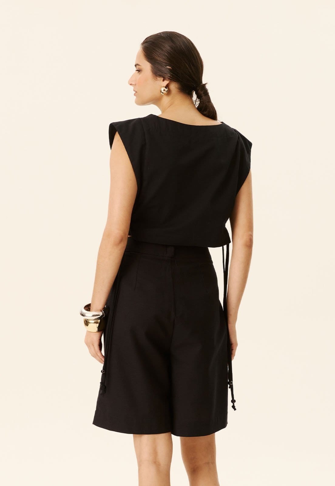 Vista 2 Blusa Cropped Manga Muscle Tee CaCay preto