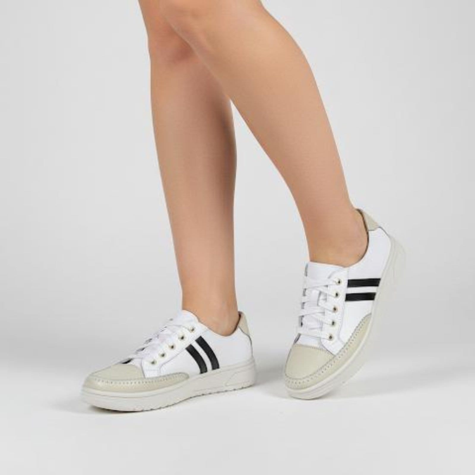 Vista 2 Tênis Feminino Casual Vintage Retrô em Couro com listra ROMEU E JULIETA SHOES branco