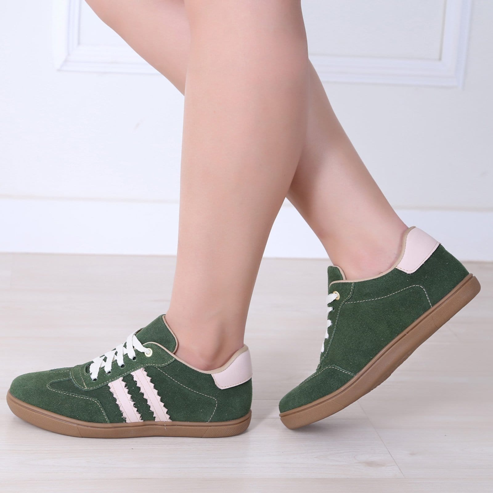 Vista 2 Tênis Feminino de couro com listra Cor Moda ROMEU E JULIETA SHOES verde