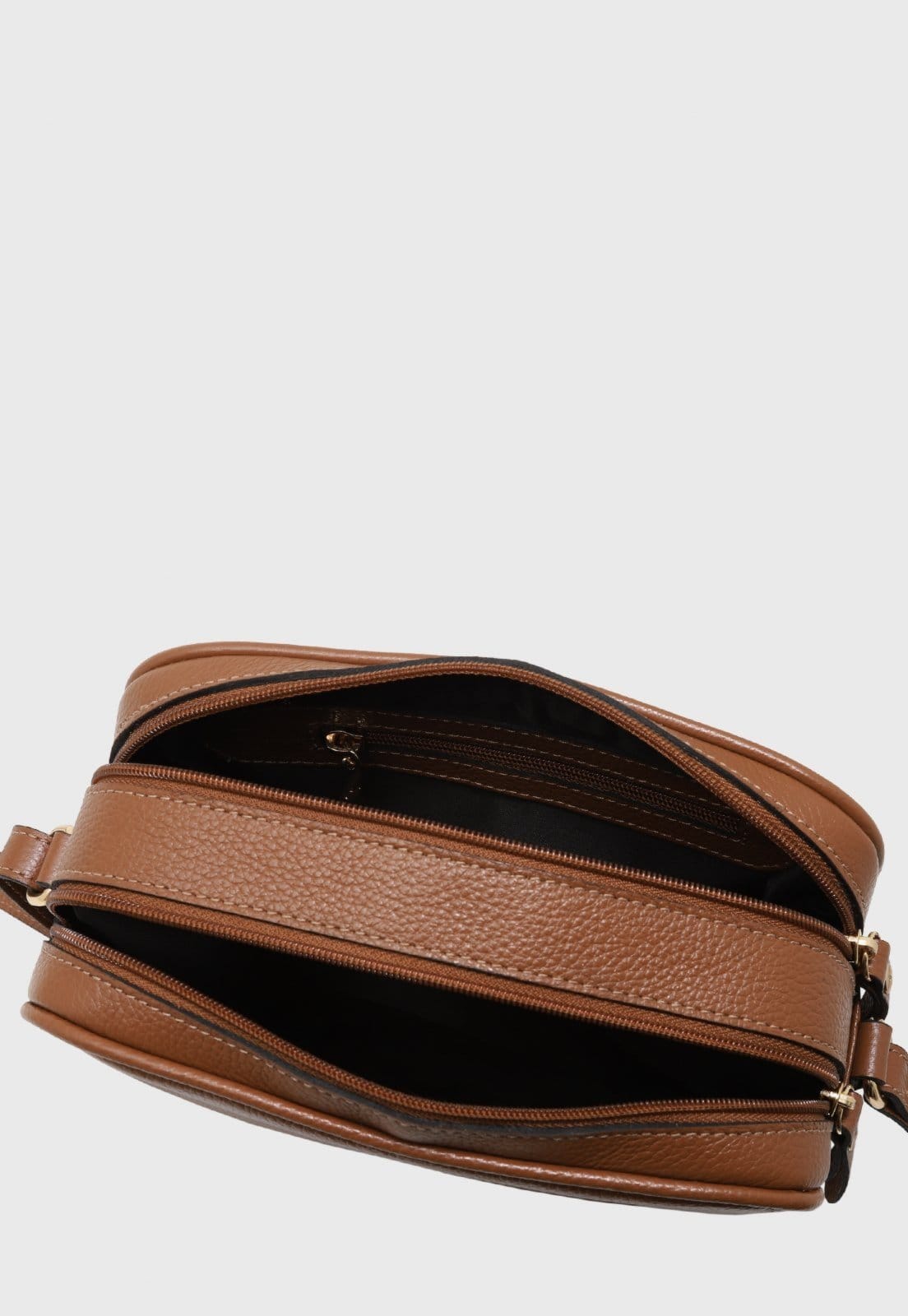 Vista 2 Bolsa Transversal de Couro Mariart Cajuína Camel Mariart caramelo