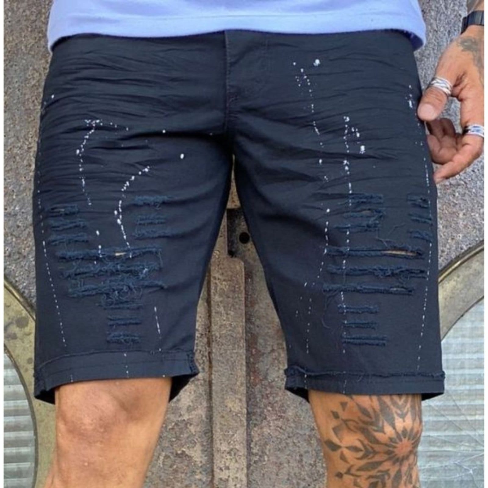 Bermuda Masculina Preta com Pingos de Tintas