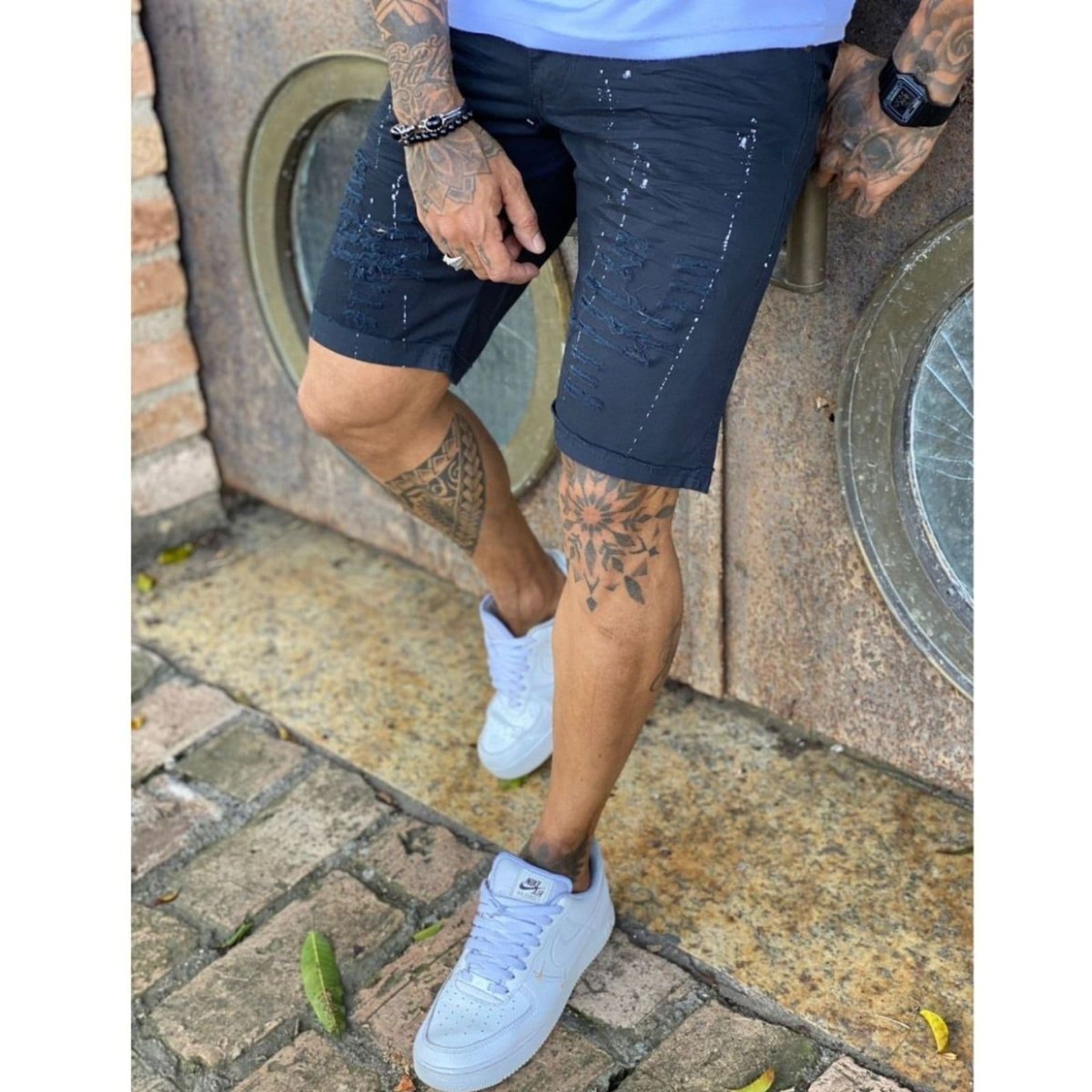 Vista 2 Bermuda Masculina Preta com Pingos de Tintas Jeans Loka preto