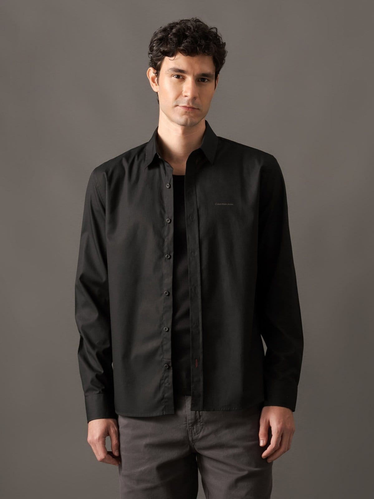 Camisa Manga Longa Regular Lisa Básica Logo No Peito Calvin Klein Jeans