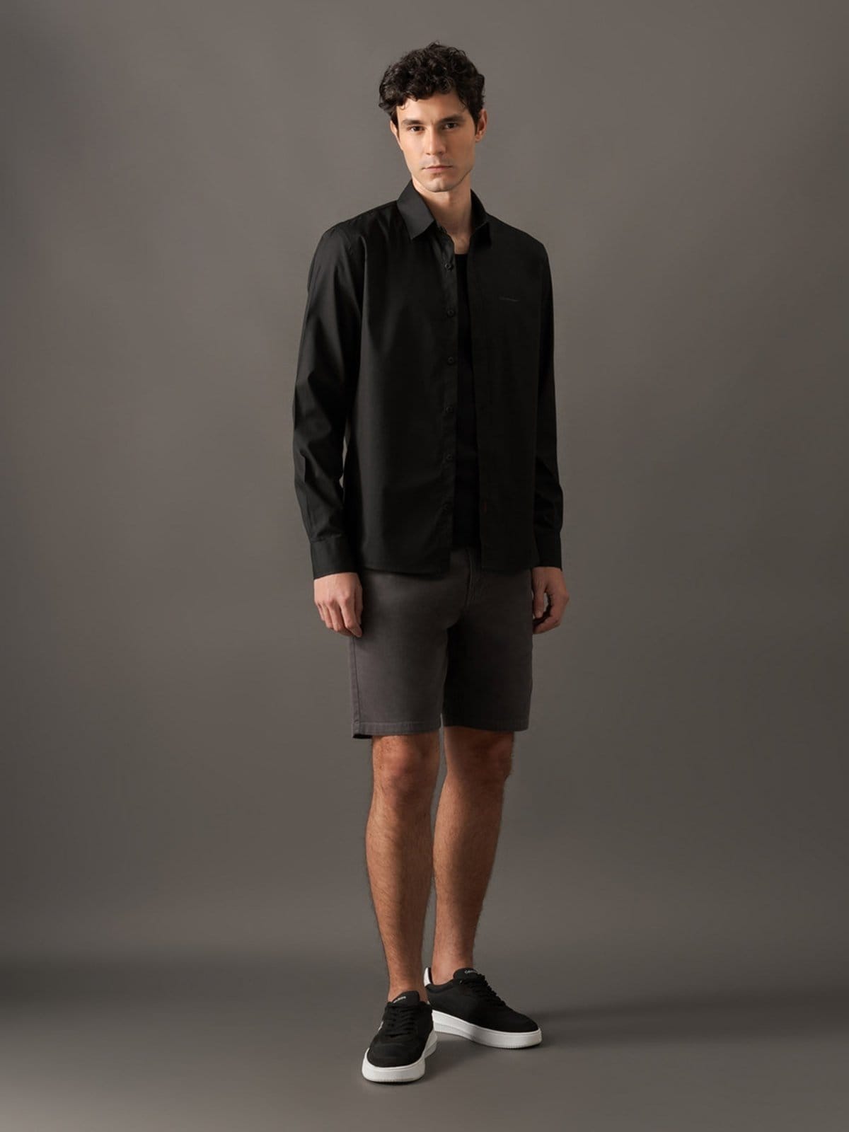 Vista 2 Camisa Manga Longa Regular Lisa Básica Logo No Peito Calvin Klein Jeans Calvin Klein Jeans preto