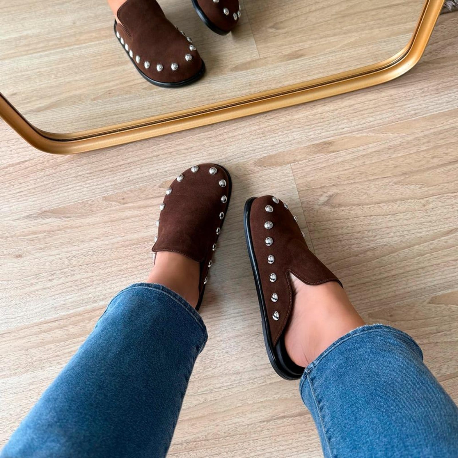 Vista 2 Clog Mule Rebeca Camurça com Aplicações Damannu Shoes marrom