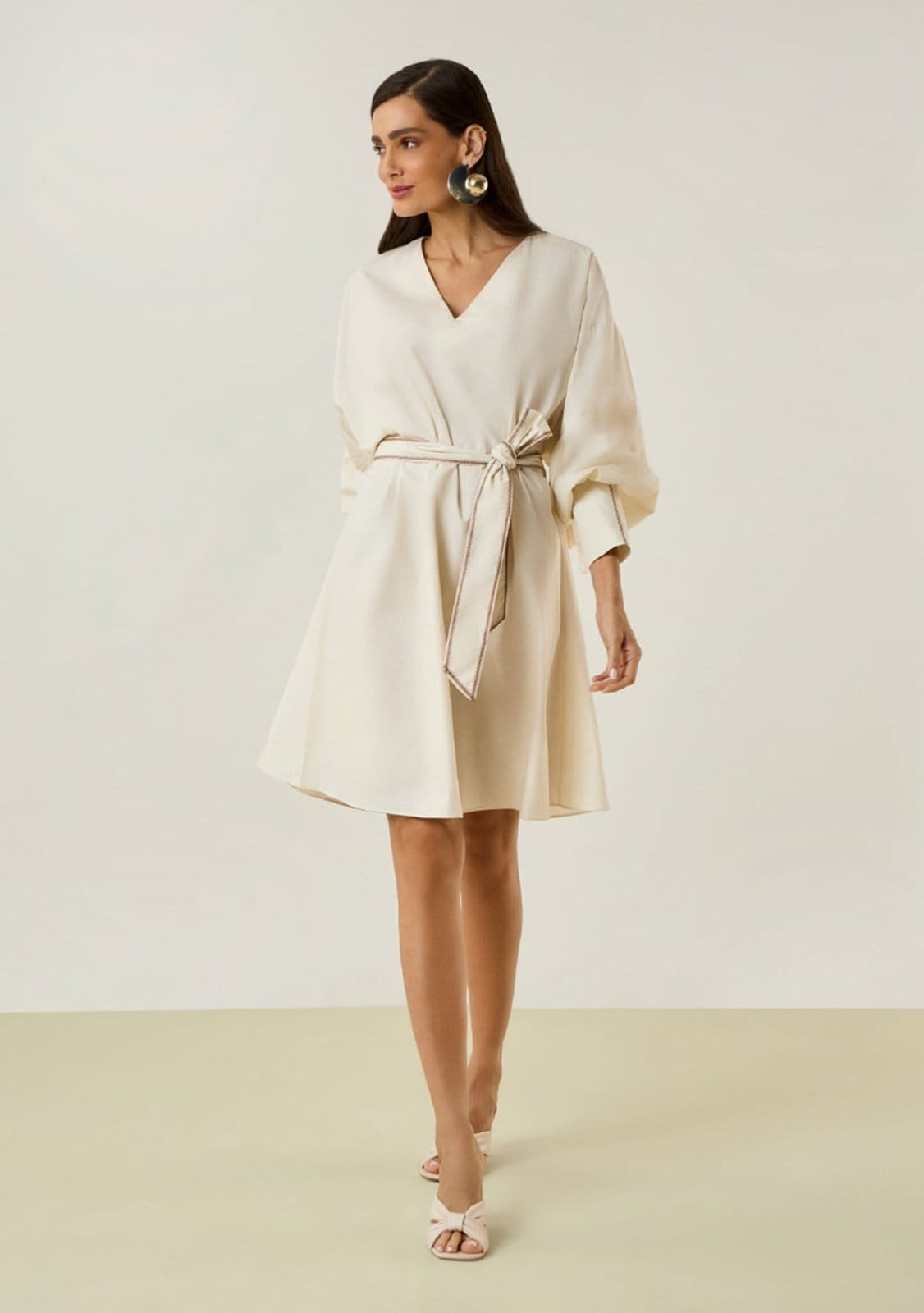 Vestido Maria Valentina Solto Decote V Manga Longa Curto Off-white