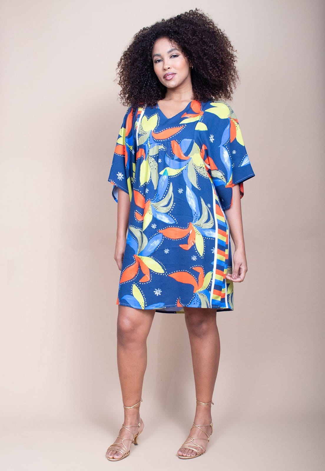 Vista 2 Vestido Curto Cabana Free Pequi Viscose Estampa Maré Vibrante Cabanafree amarelo/azul/estampado/laranja