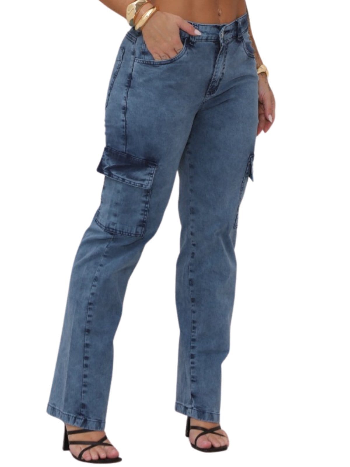 Calça Feminina Jeans Light Cargo Lavagem Estonada Manchada com Bolsos Laterais