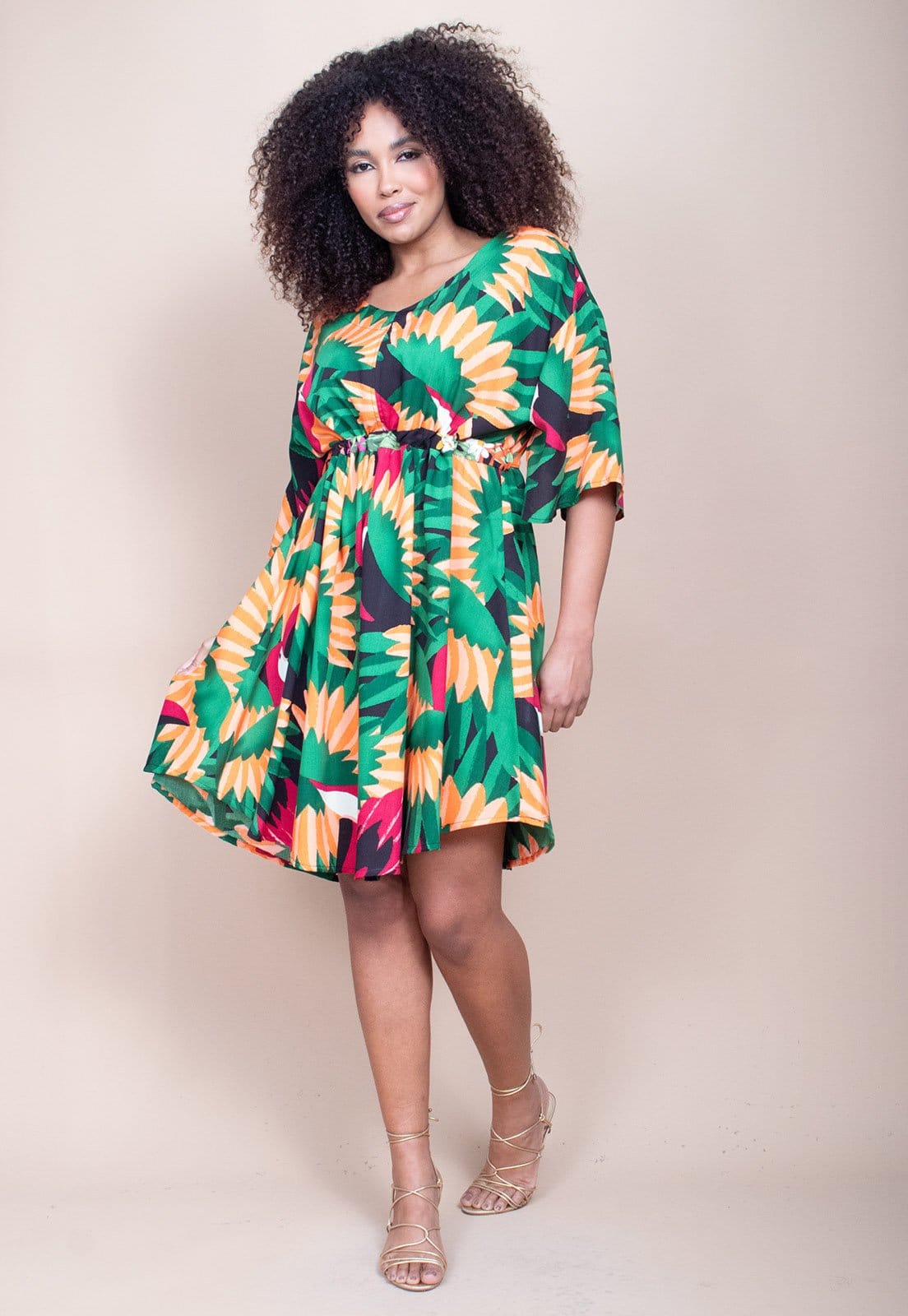 Vista principal Vestido Curto CabanaFree Caaxixá Viscose com Cordão na Cintura Estampa Festas dos Tucanos Cabanafree estampado/preto/vermelho