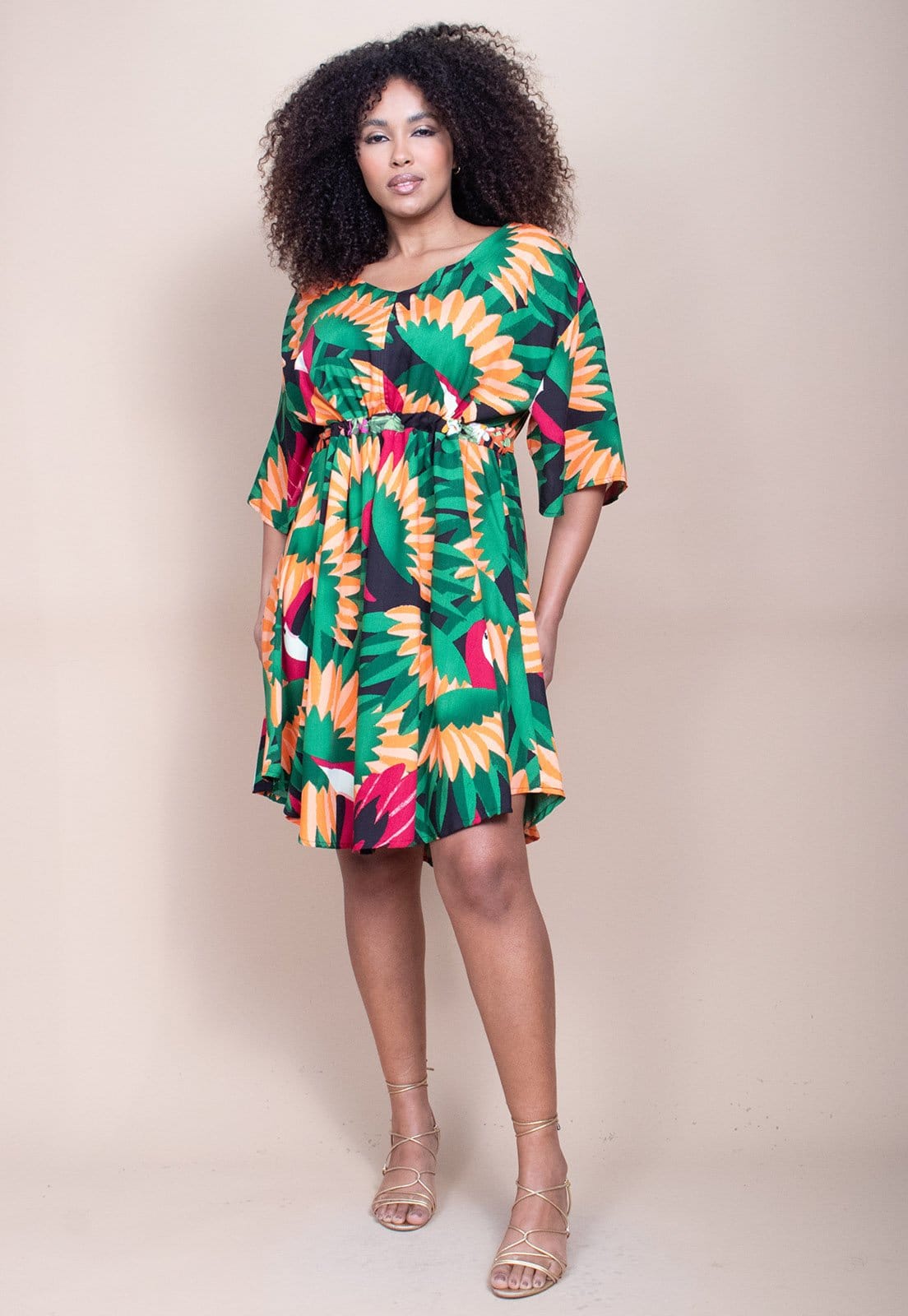 Vista 2 Vestido Curto CabanaFree Caaxixá Viscose com Cordão na Cintura Estampa Festas dos Tucanos Cabanafree estampado/preto/vermelho