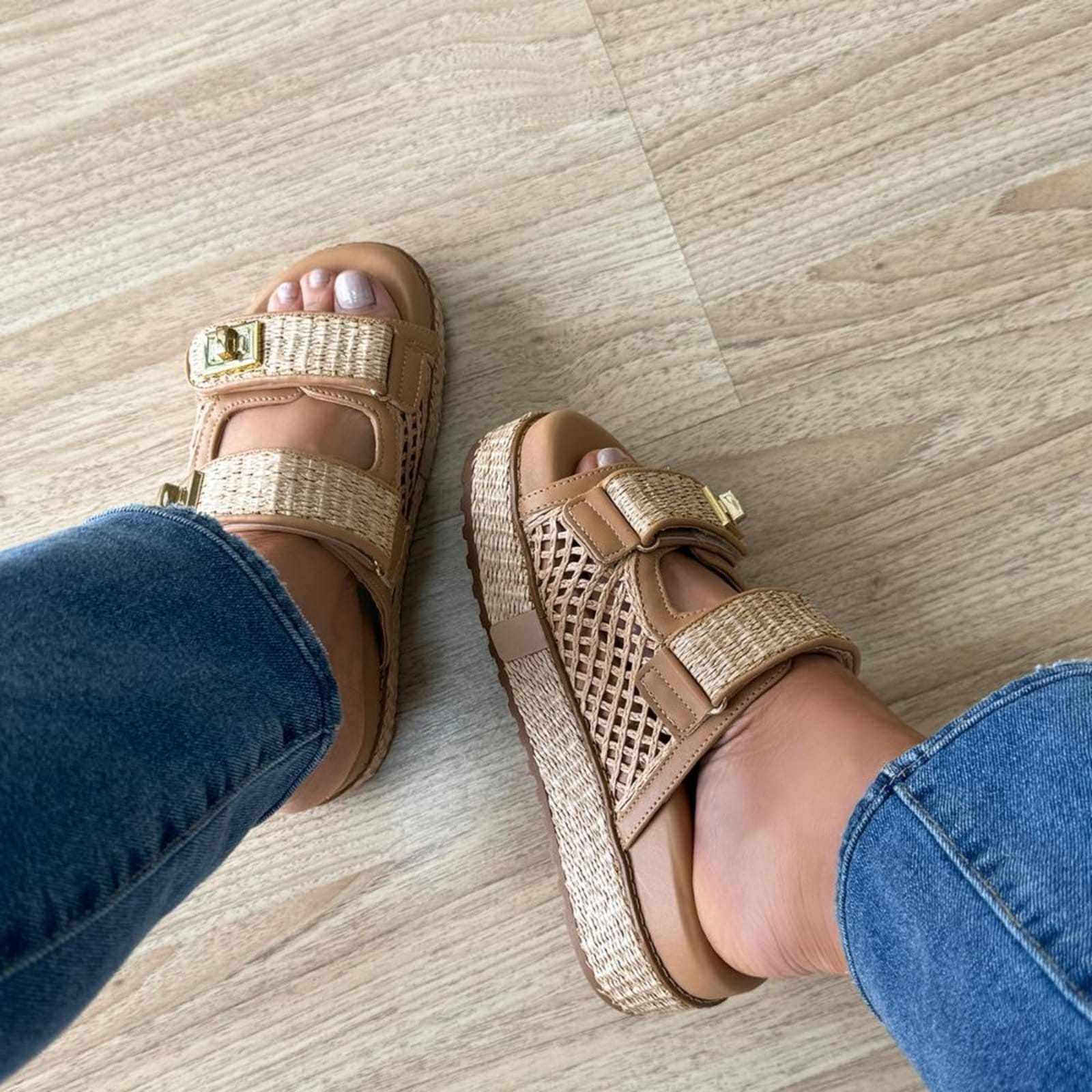 Vista 2 Kate - Sandália Papete Ráfia Aplicações Douradas Damannu Shoes nude