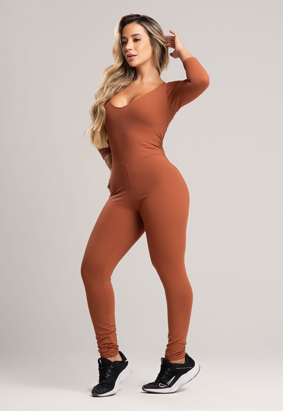 Vista 2 Macacão Fitness MVB Modas Longo Feminino 3/4 Costa Fechada Poliamida Mousse Mvb Modas marrom