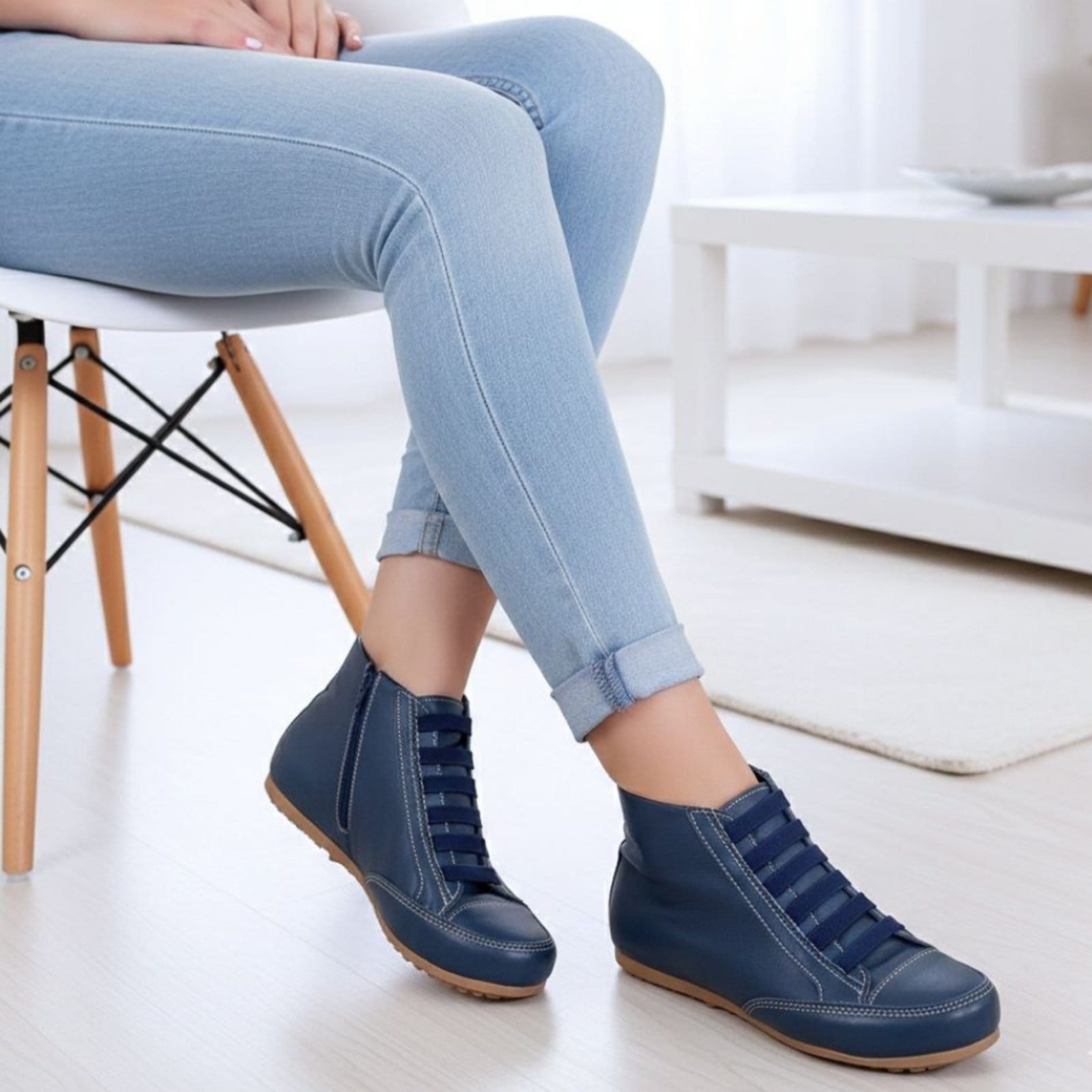 Botinha Feminina Rasteira em Couro com Zíper