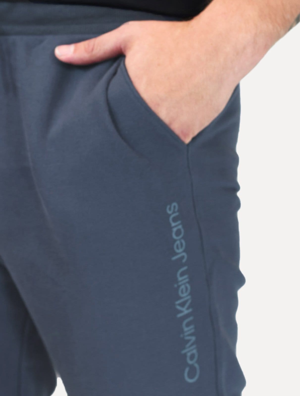 Vista 2 Calça Calvin Klein Jeans Masculina Moletom Side New Logo Marinho Calvin Klein azul/azul marinho azul