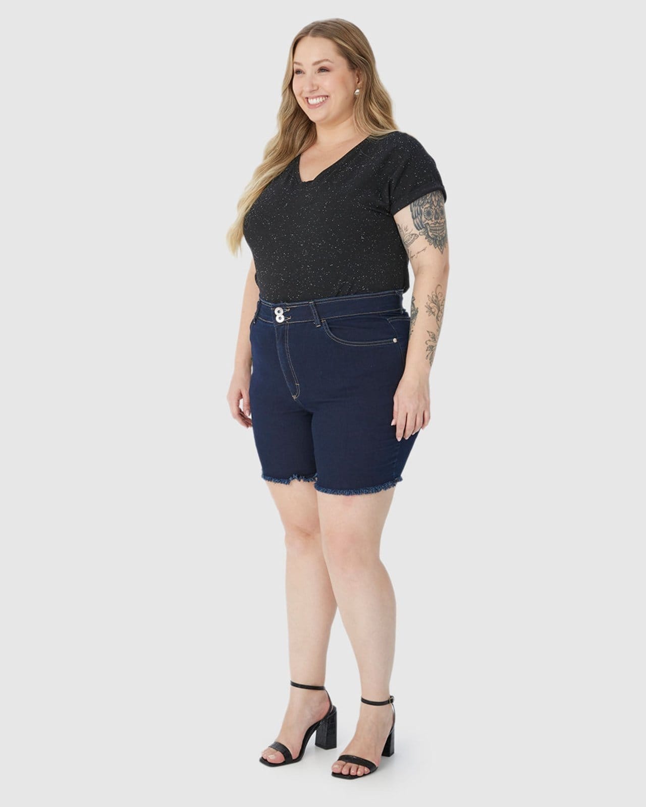 Vista 2 Bermuda Feminina Plus Size Comfort Barra Desfiada Em Jeans Com Elastano MALWEE PLUS azul