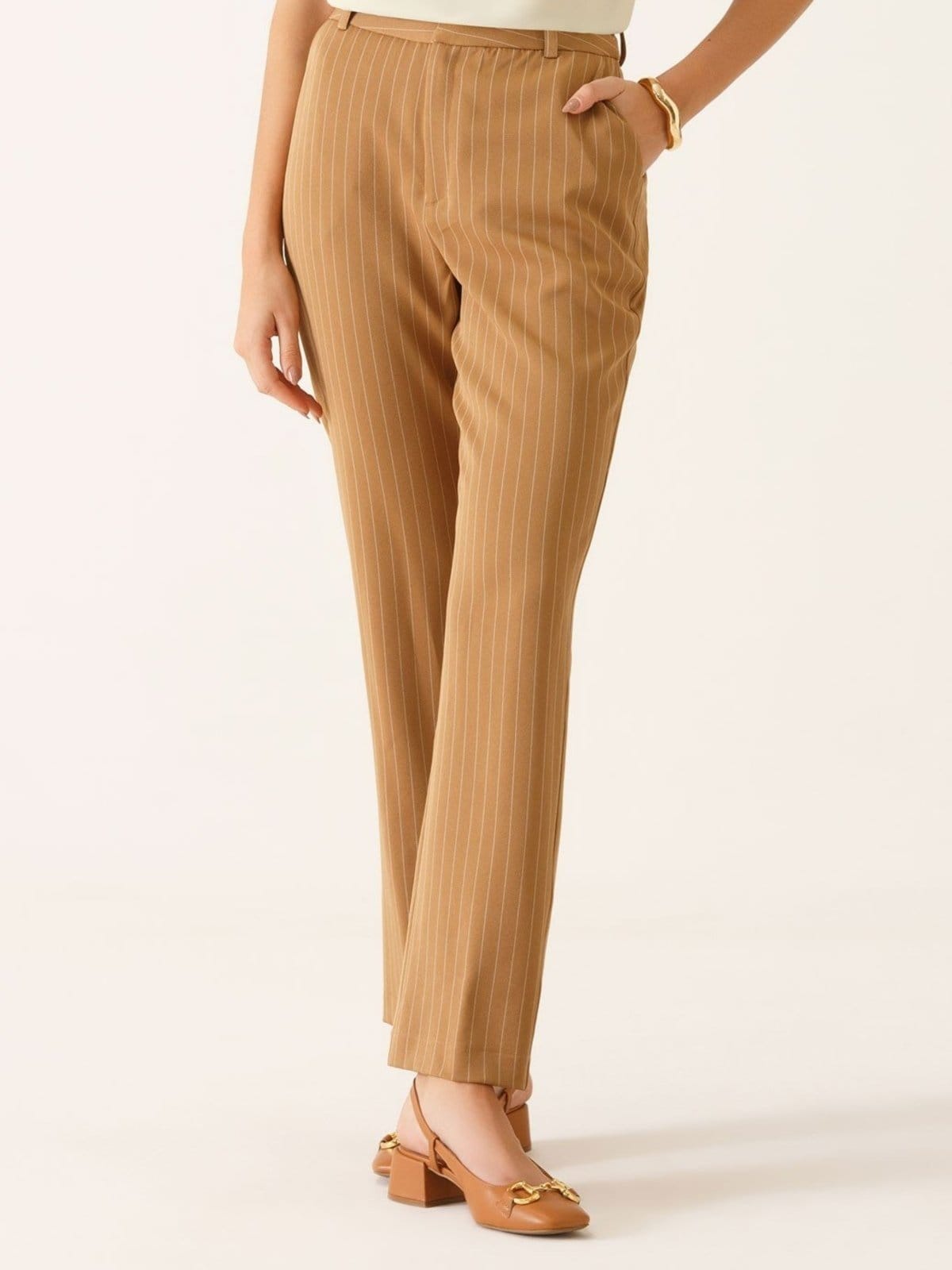 Vista 2 Calça Alfaiataria Reta Regular em Viscose Listrada Camel Tatiele Principessa caramelo