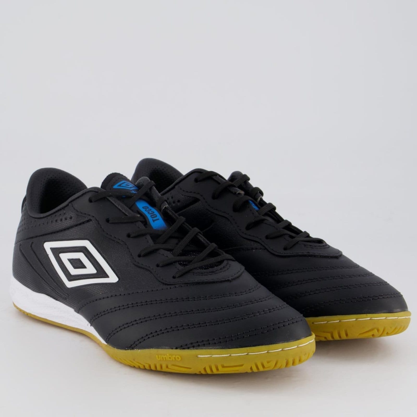 Vista 2 Chuteira Umbro Tocco III Premier Futsal Preta e Branca Umbro preto
