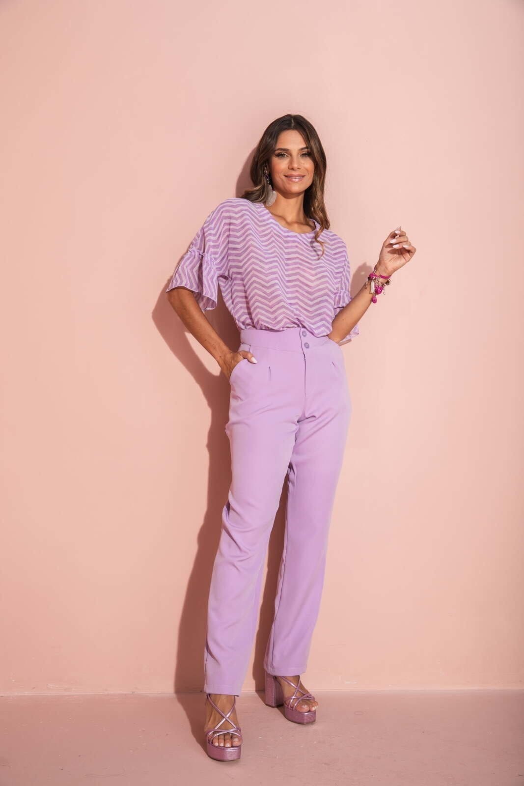 Vista 2 CALÇA FEMININA COM PALA NO CÓS Lavanda Art Livre lilás lavanda