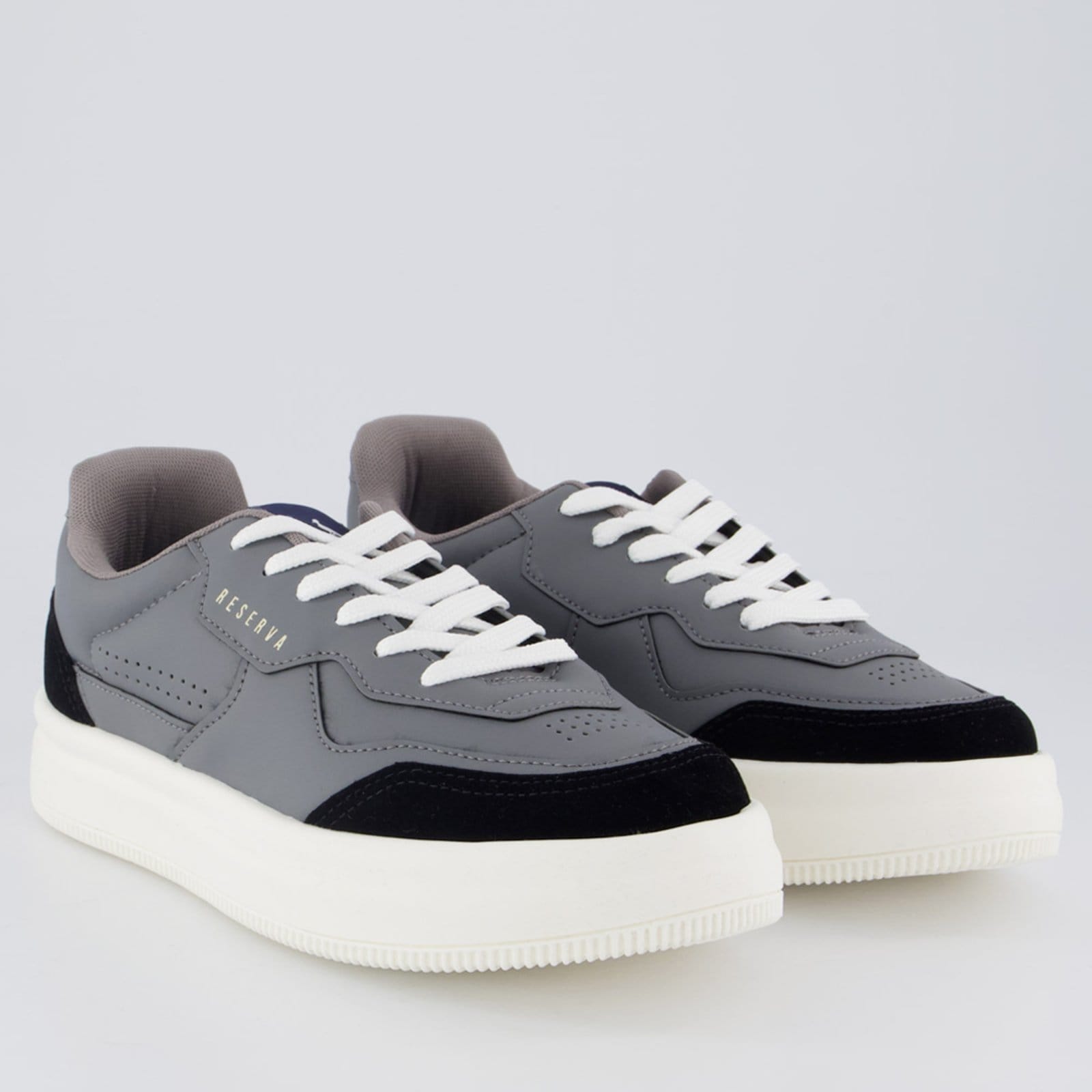 Vista 2 Tênis Reserva Troy e Preto Reserva cinza