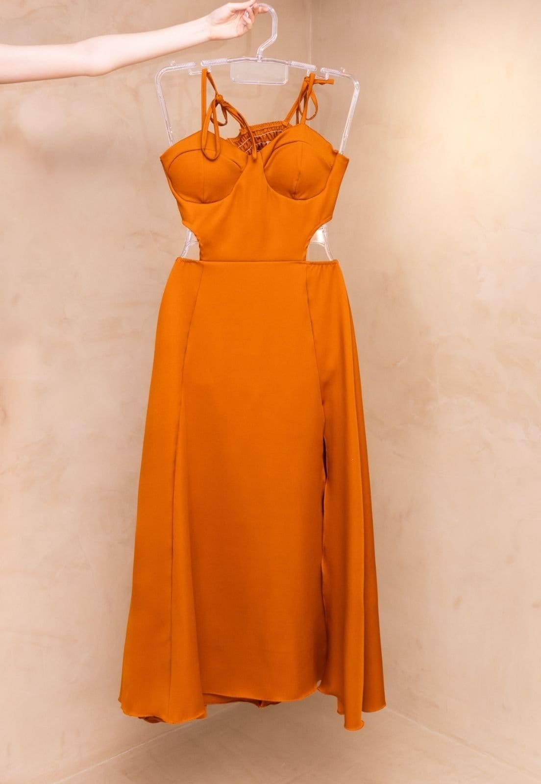 Vestido Midi Abertura Lateral Cut Out Alfaiataria Elegante Cleyz Bege