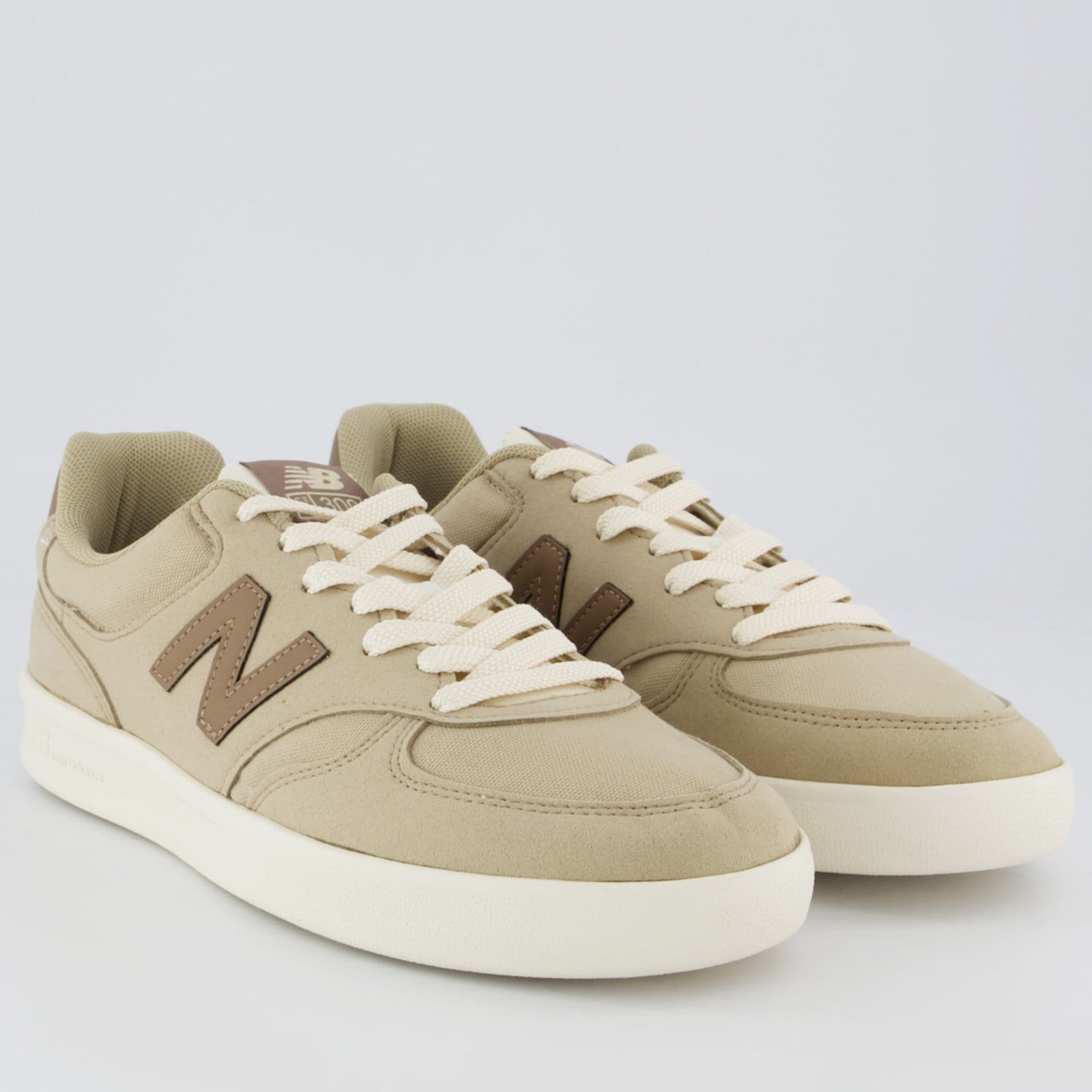Vista 2 Tênis New Balance CT 300 V3 e Bege New Balance marrom