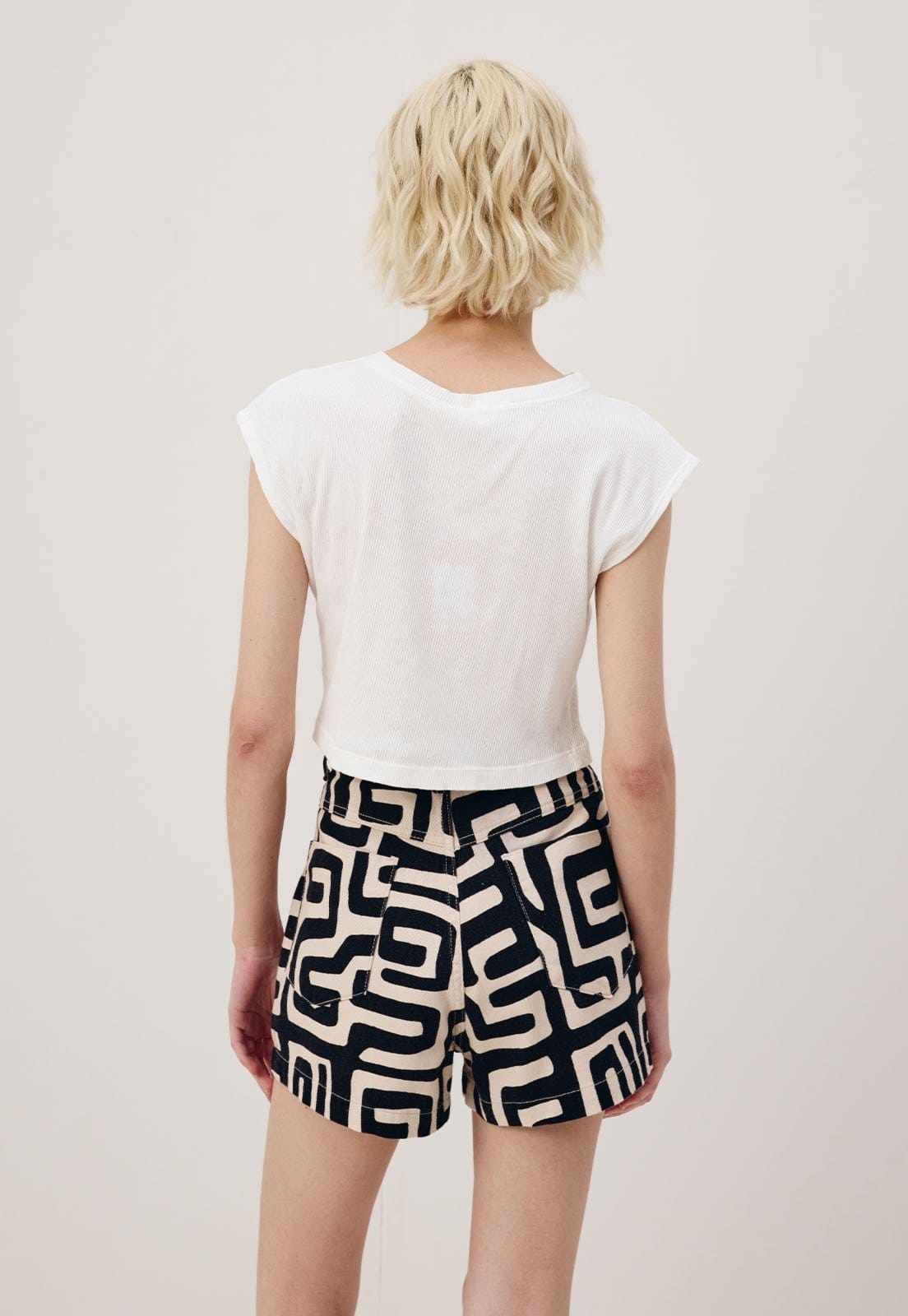 Vista 2 Short CaCay Sarja Estampado Yala Preto CaCay off-white