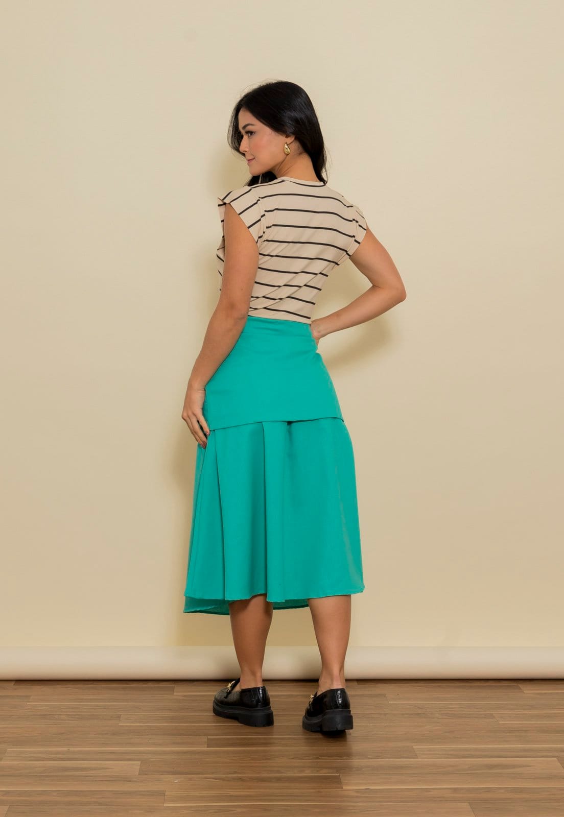 Vista 2 Saia Midi Linhão Turquesa Aura verde turquesa