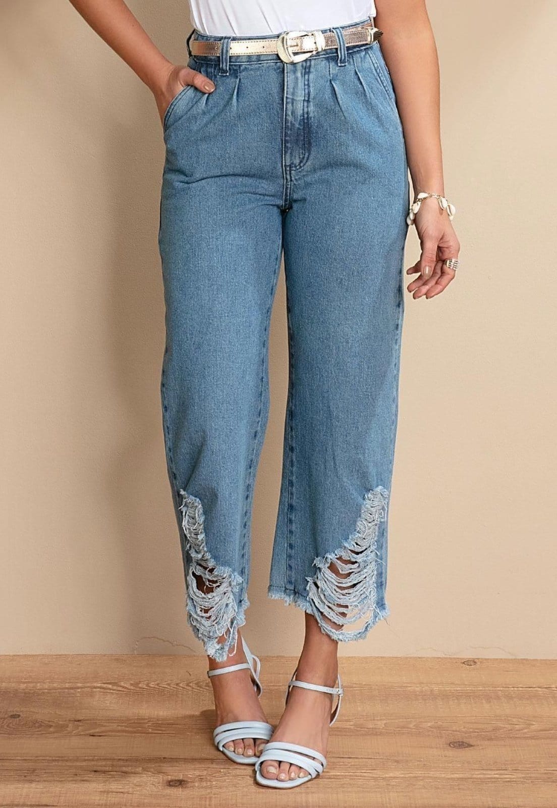 Calça Pantacourt Com Rasgados