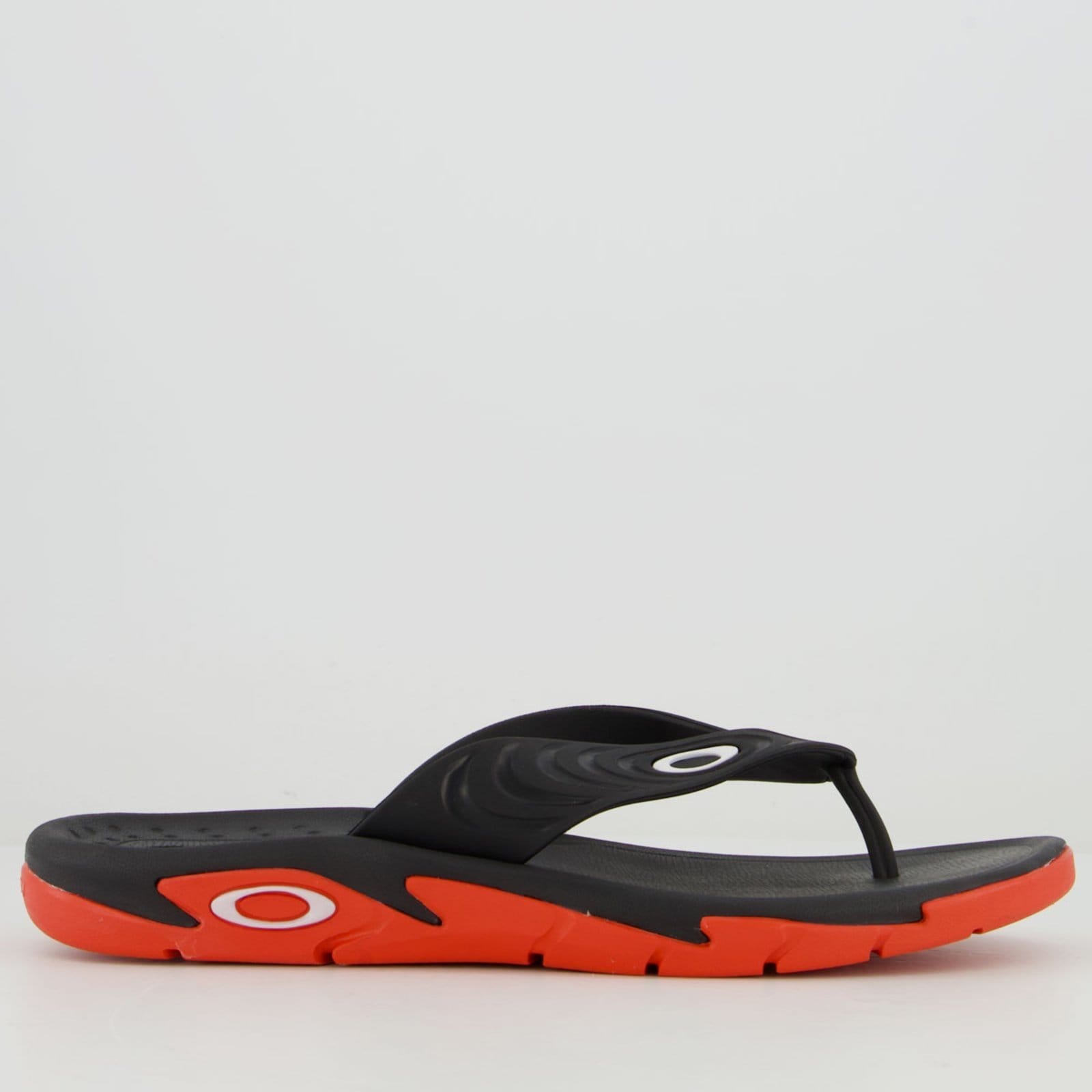 Vista 2 Chinelo Oakley Crowd e Vermelho Oakley preto