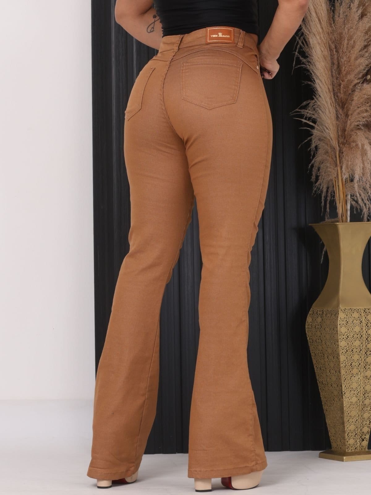Calça Donna De Paula Flare Marrom Caquí Boca De Sino Cintura Alta Com Elastano Feminina