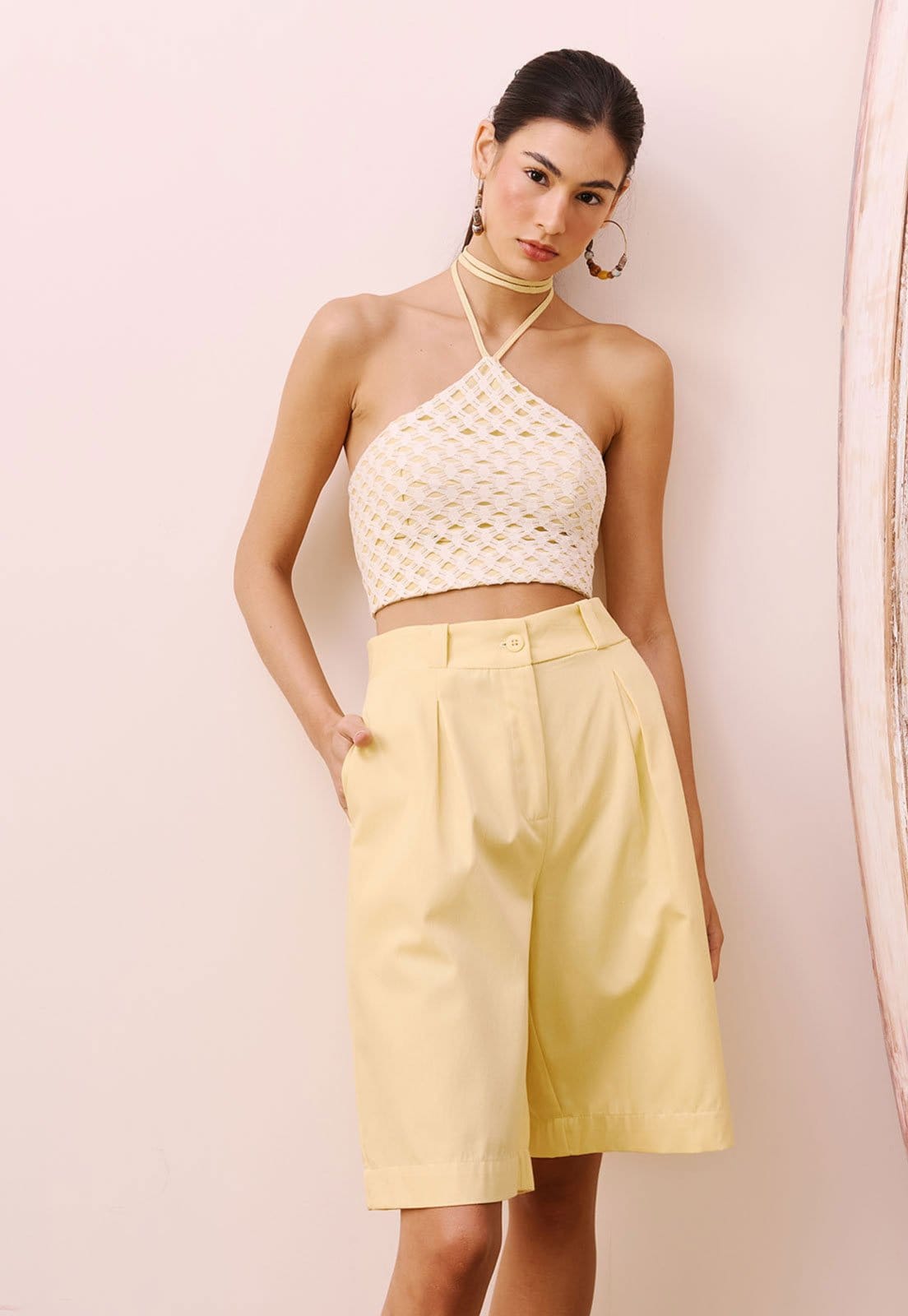 Vista 2 Bermuda CaCay Reta Alfaiataria Lisa Amarela CaCay amarelo