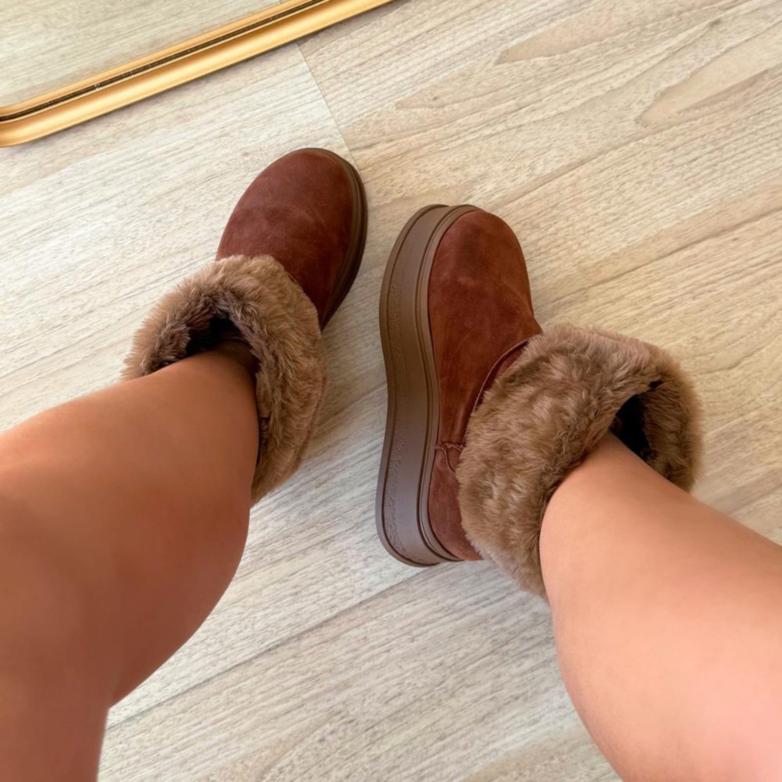 Vista 2 Bota de Pelos Forrada Salto Plataforma Cano Médio Damannu Shoes caramelo