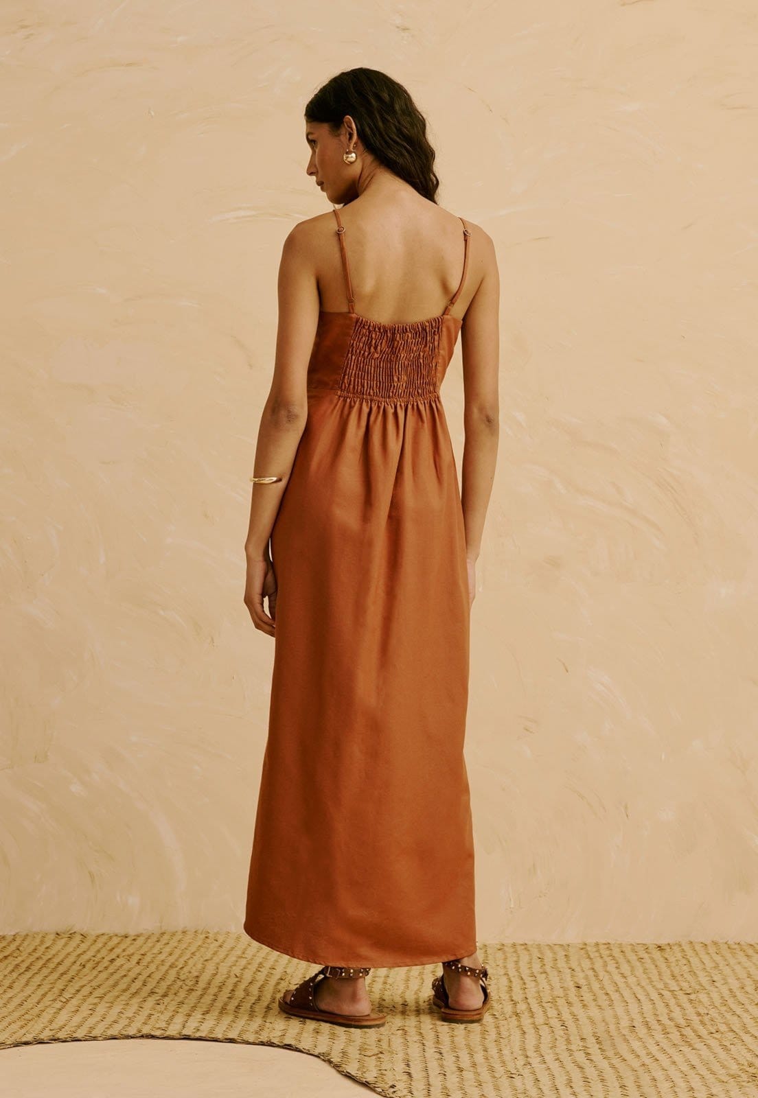 Vista 2 Vestido Midi Liso com Fenda CaCay marrom