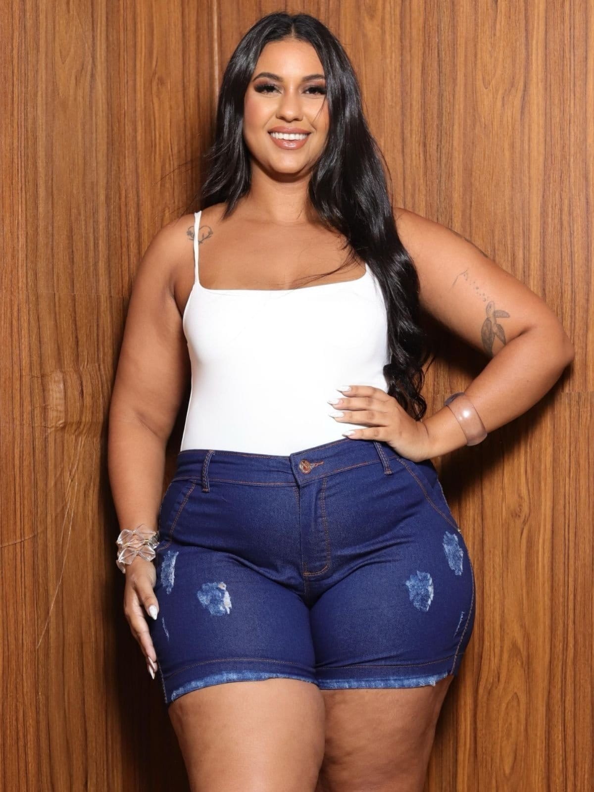 Short Jeans Donna De Paula Jeans Escuro Com Puídos Plus Size Cintura Alta Meia Coxa Feminino