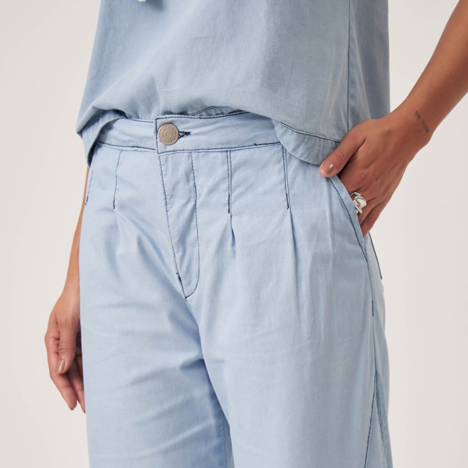 Vista 2 Calça Jeans Leve Wide Leg Pregas E Recortes Claro Bloom azul