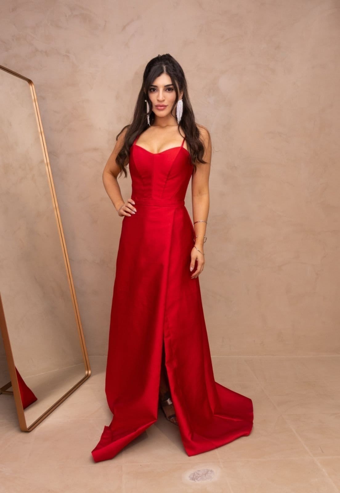 Vista principal Vestido de Festa Madrinhas Reto Princesa com Fenda Elegante Marcelinne Cia do Vestido vermelho