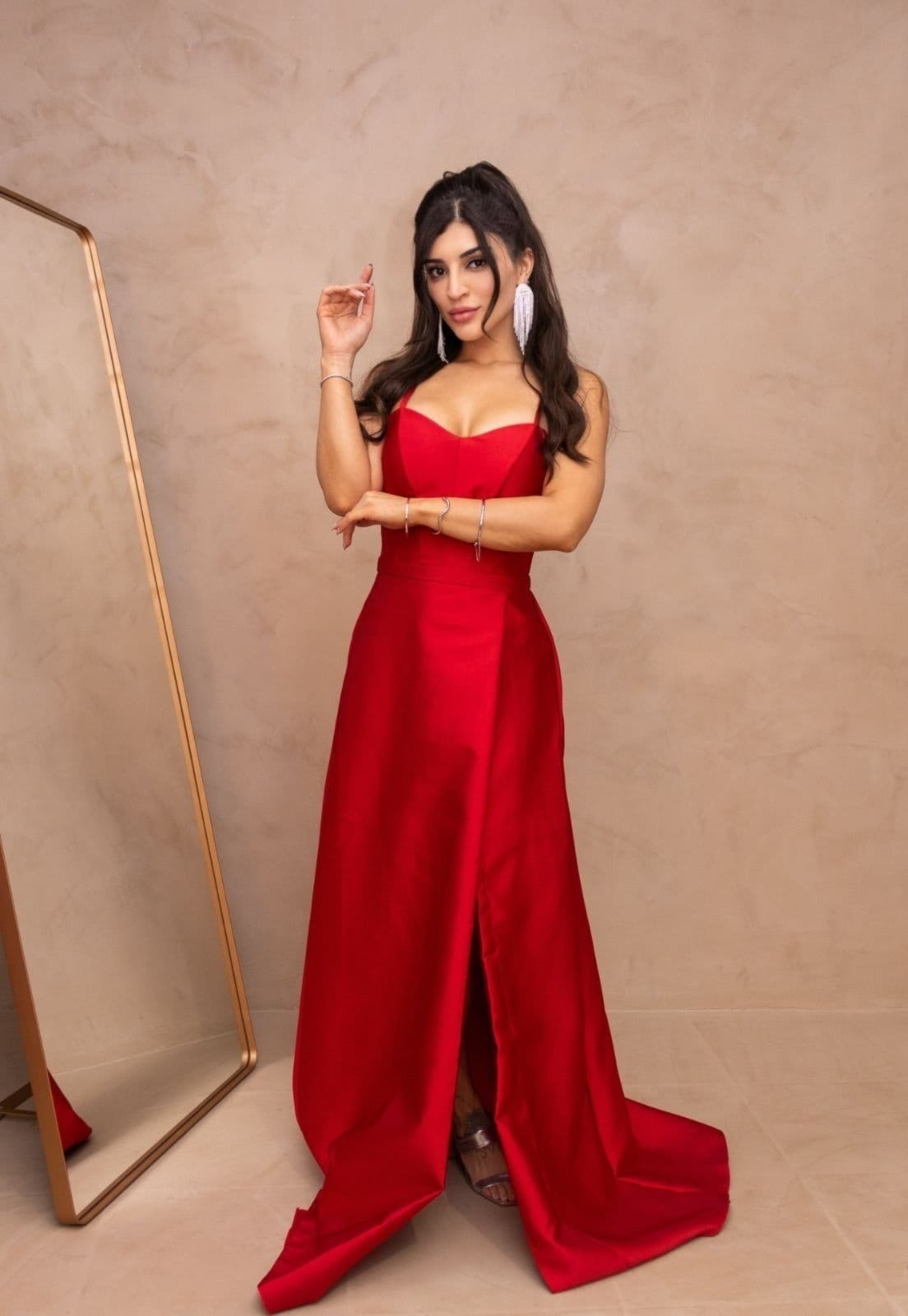 Vista 2 Vestido de Festa Madrinhas Reto Princesa com Fenda Elegante Marcelinne Cia do Vestido vermelho