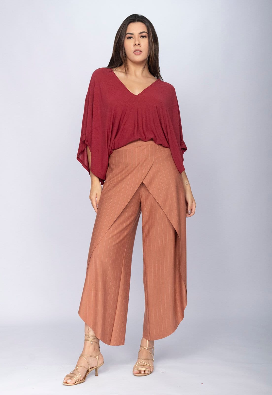 Vista 2 Calça Amazonia Vital Pantacourt Garatéa Transpassada Risca de Giz Terra Canela Amazonia Vital castanho