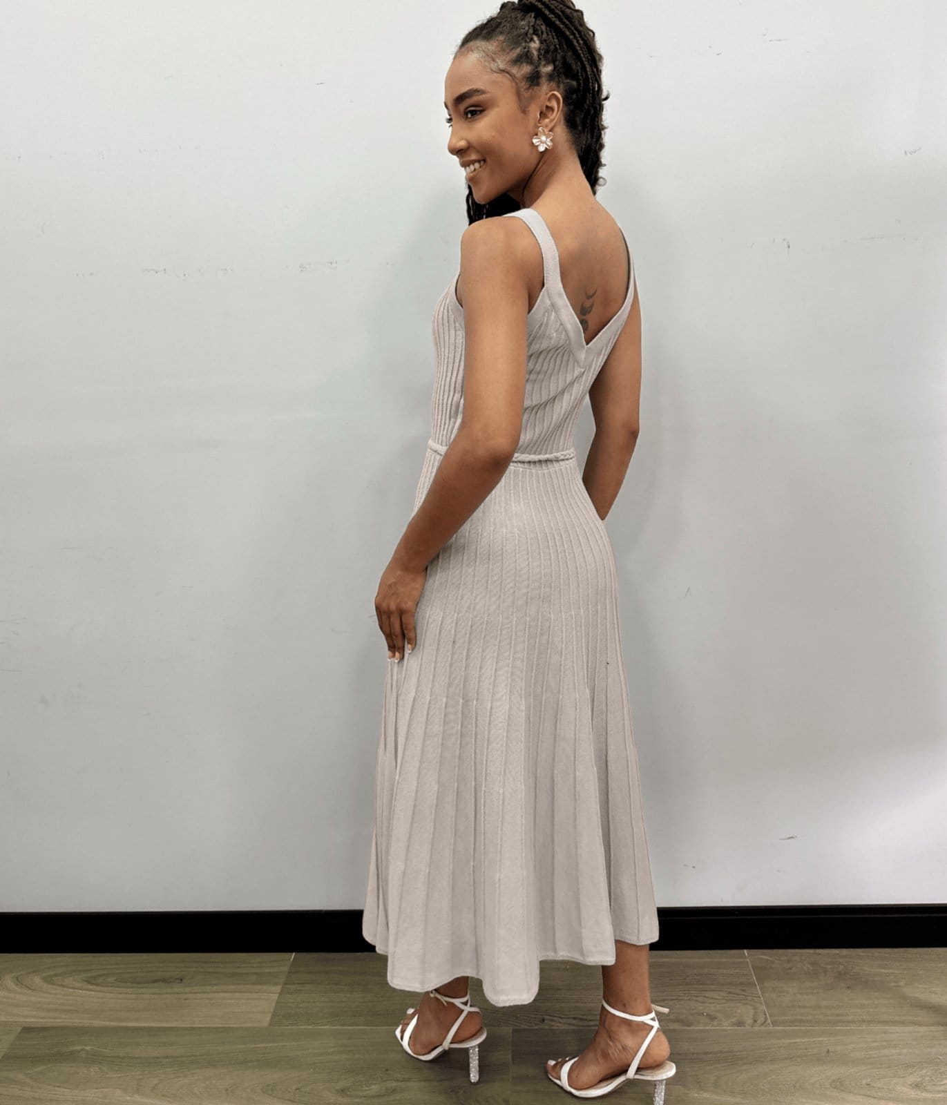 Vista 2 Vestido Cherry Line Midi Alça Decote Tricô Canelado Cinto Trançado Areia Cherry Line bege