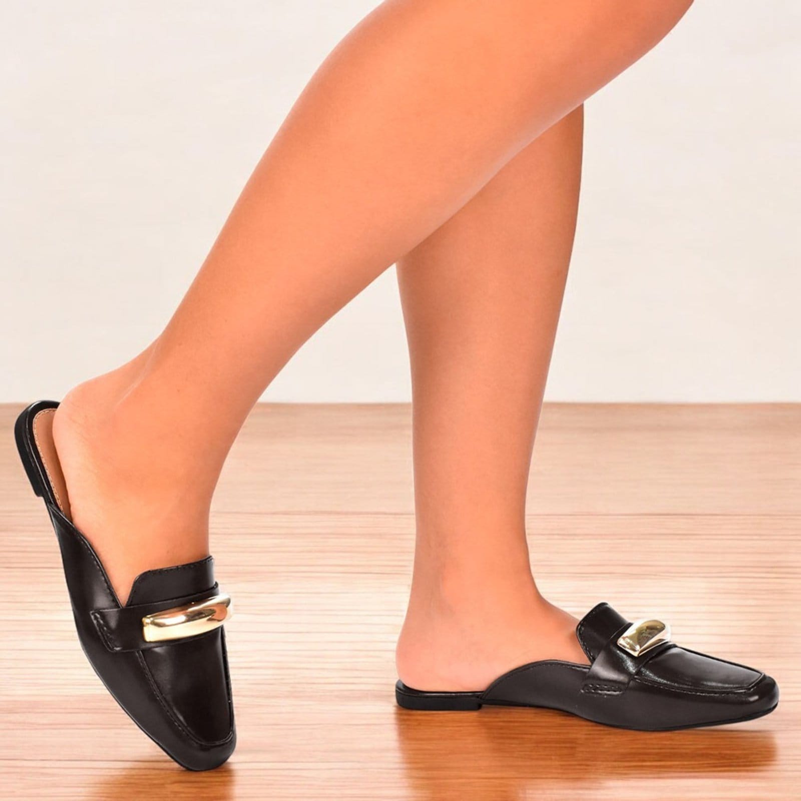 Vista 2 Sapato Mule Feminino CM Calçados Bico Quadrado Confort Enfeite Grande Napa Intense Brilho Monte Shoes preto